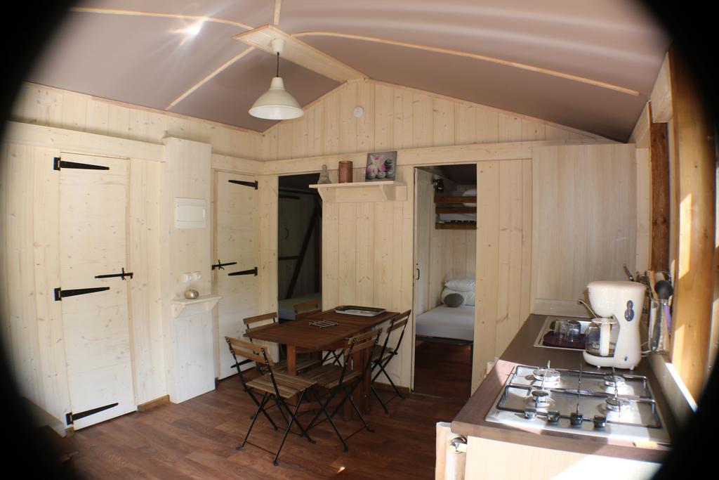 Camping Moulin De Chaules Saint-Constant Екстериор снимка